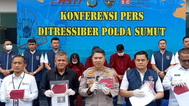 Polisi menunjukkan barang bukti kasus penipuan. [Istimewa]